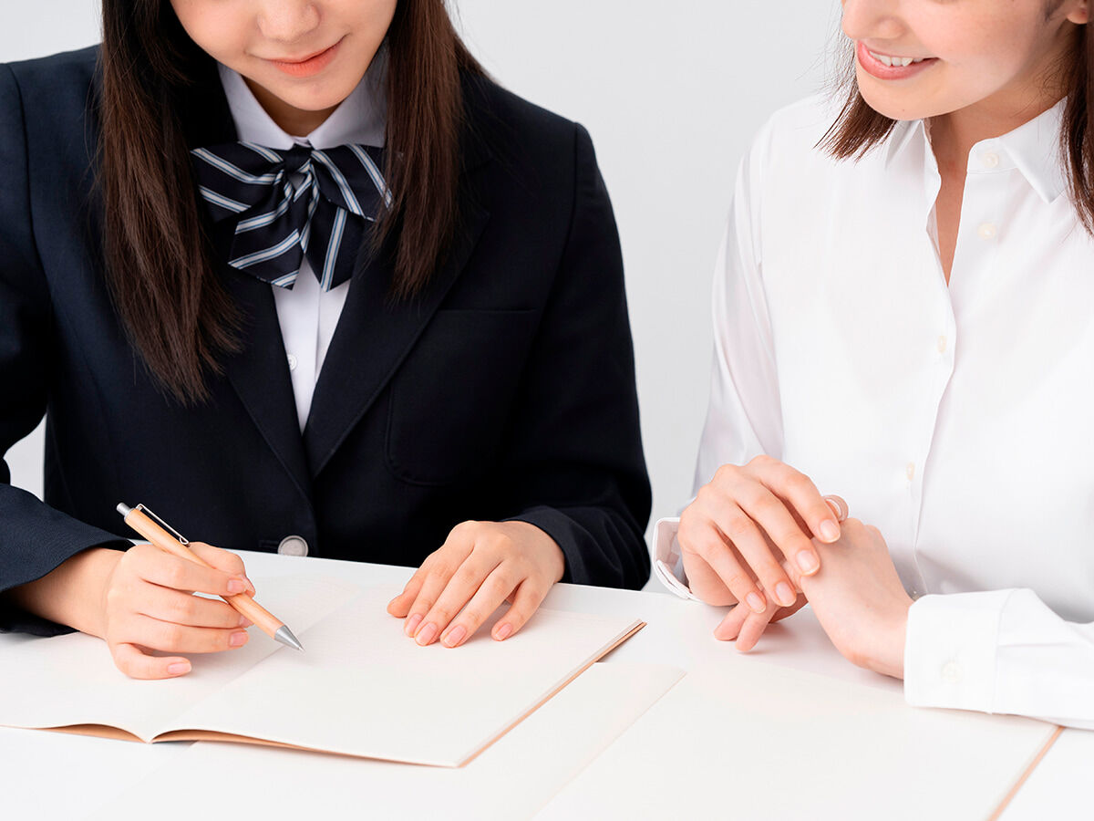 講師に教えてもらっている学生の画像