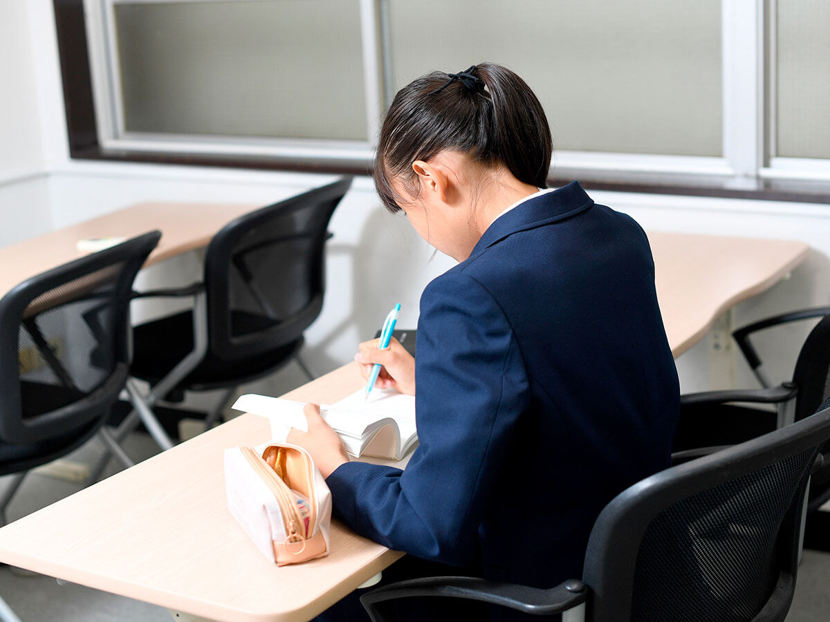河合塾で勉強している学生の画像