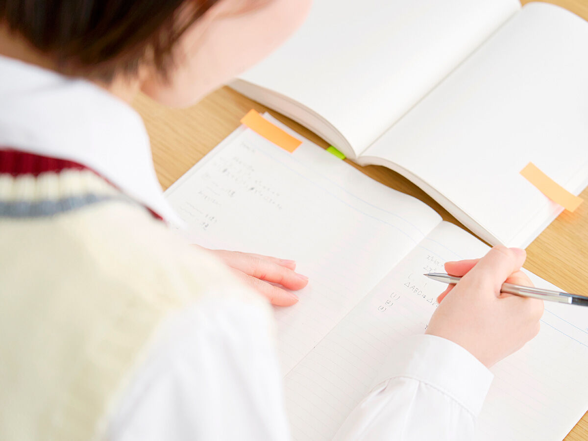 冬期講習で大学受験対策をしている高校生の画像