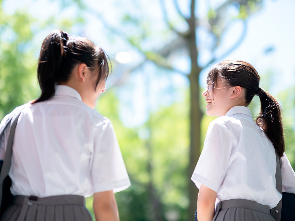 学生の後ろ姿の画像