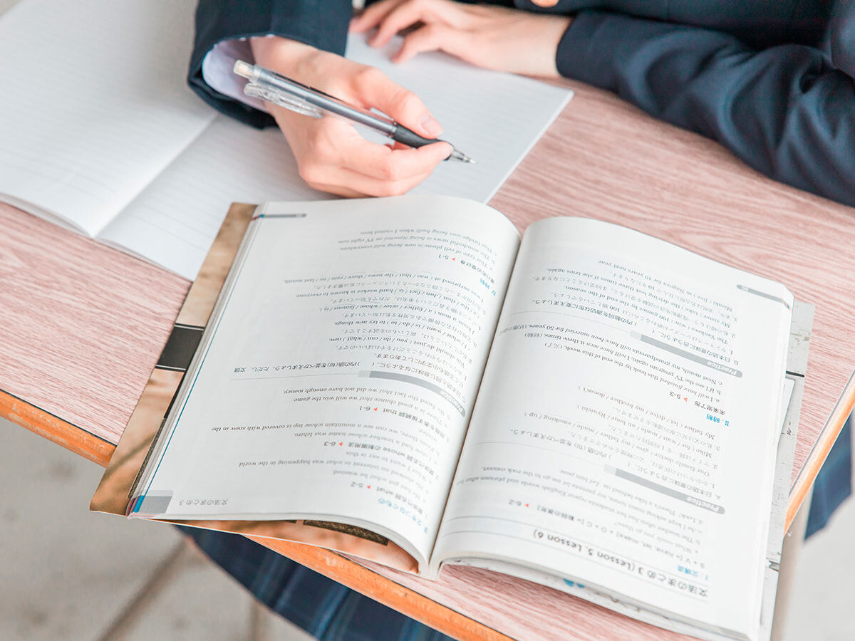 冬期講習を受けている中学生の画像