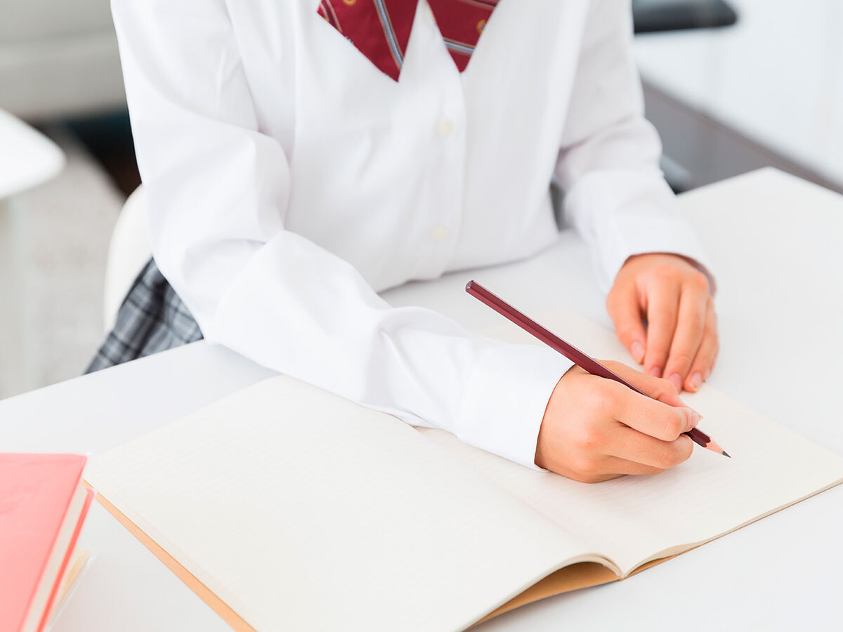 冬期講習で勉強している中学生の画像