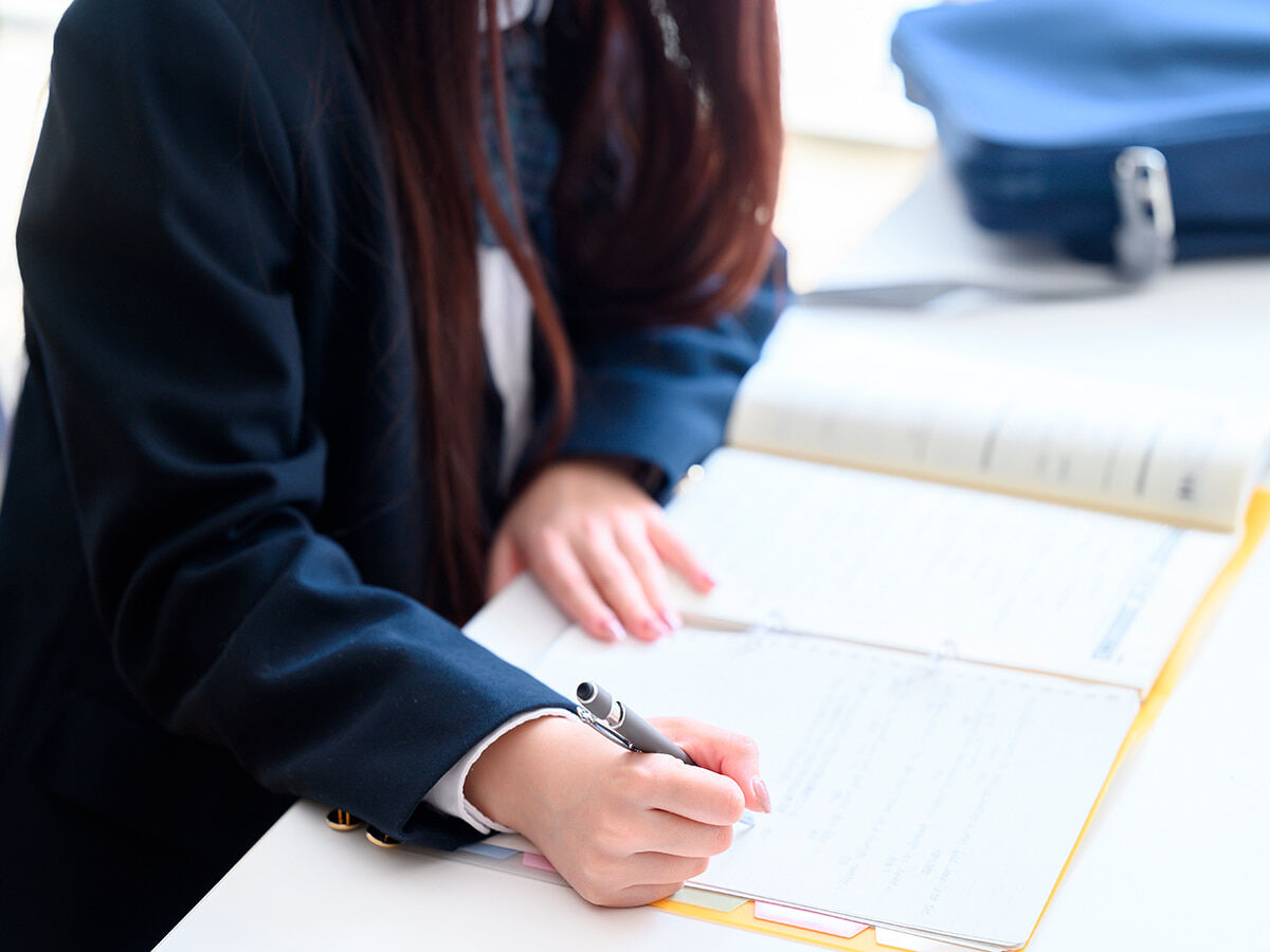 勉強している中学生の画像
