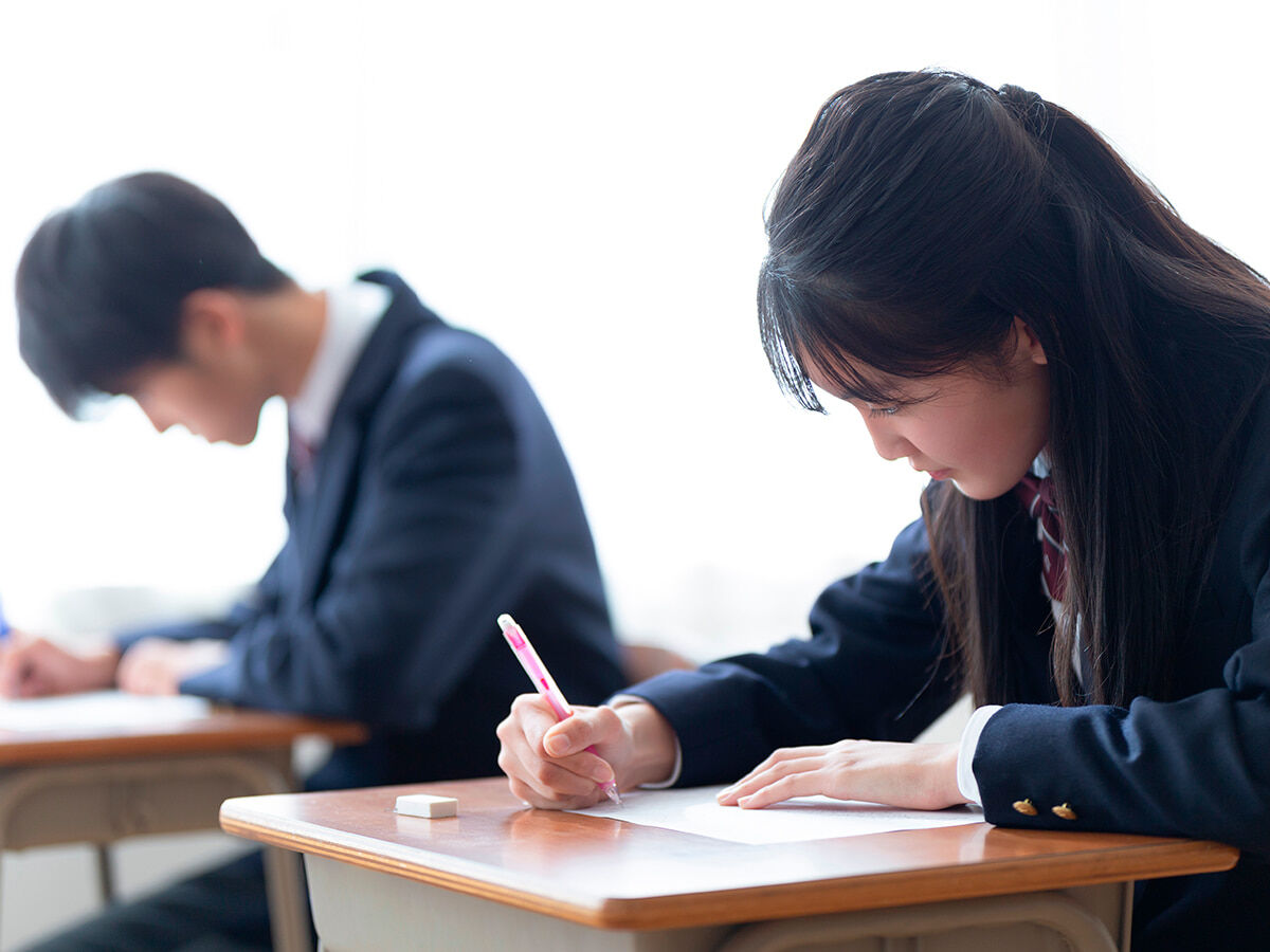 冬期講習を受けている中学生の画像