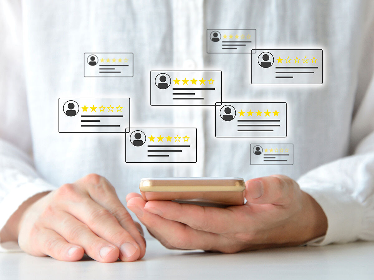 口コミをチェックしている画像