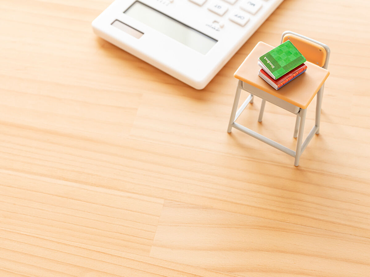 電卓と机の画像