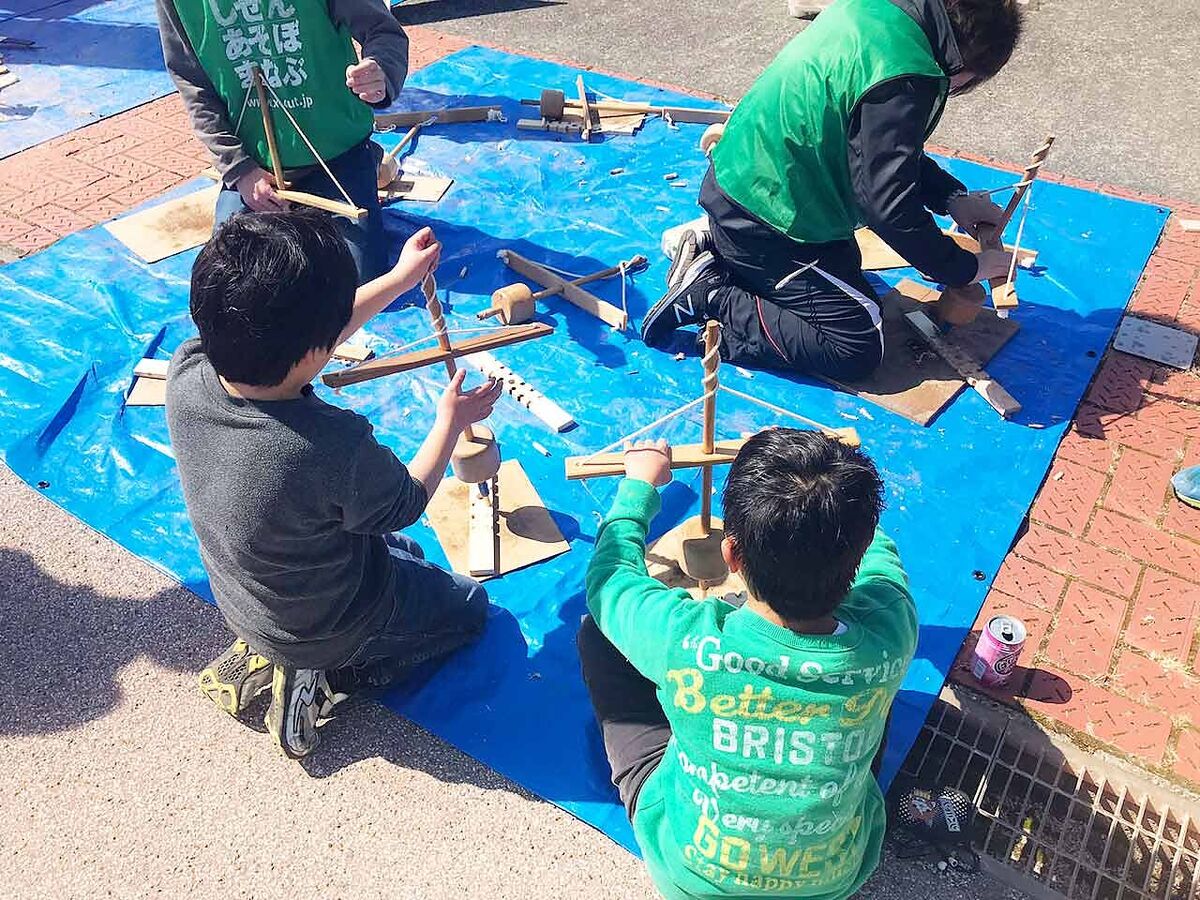 子どもたちがくろしお祭りで火起こし体験をしている画像