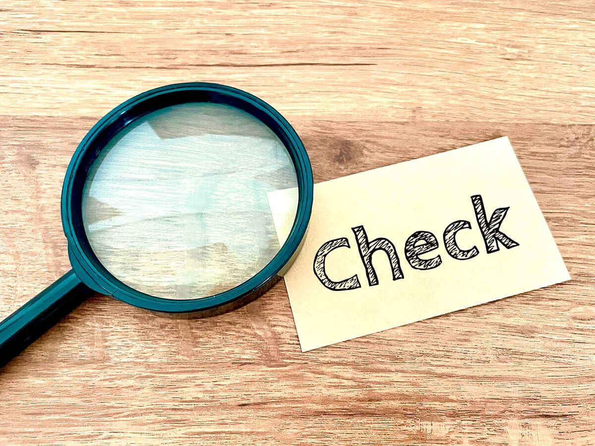 チェックの文字と虫眼鏡の画像