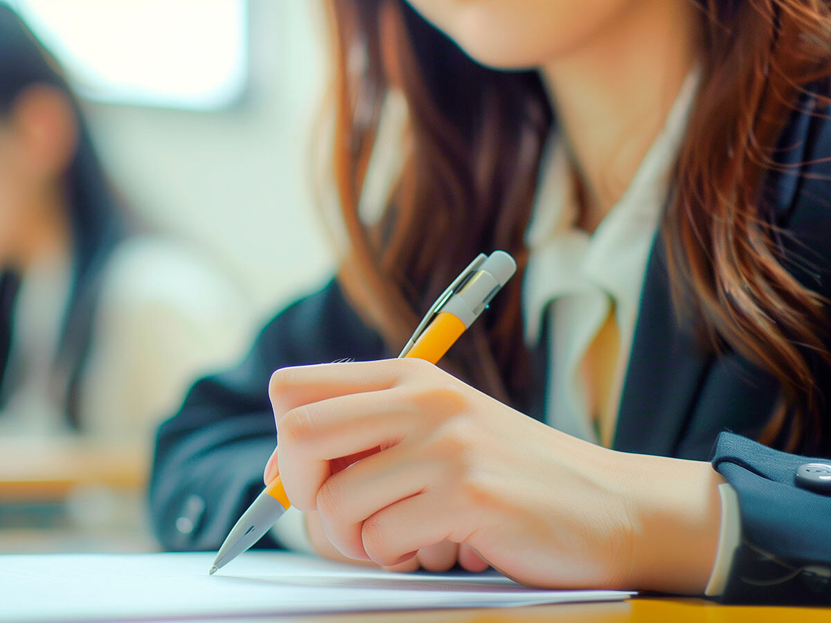 河合塾で勉強している学生の画像