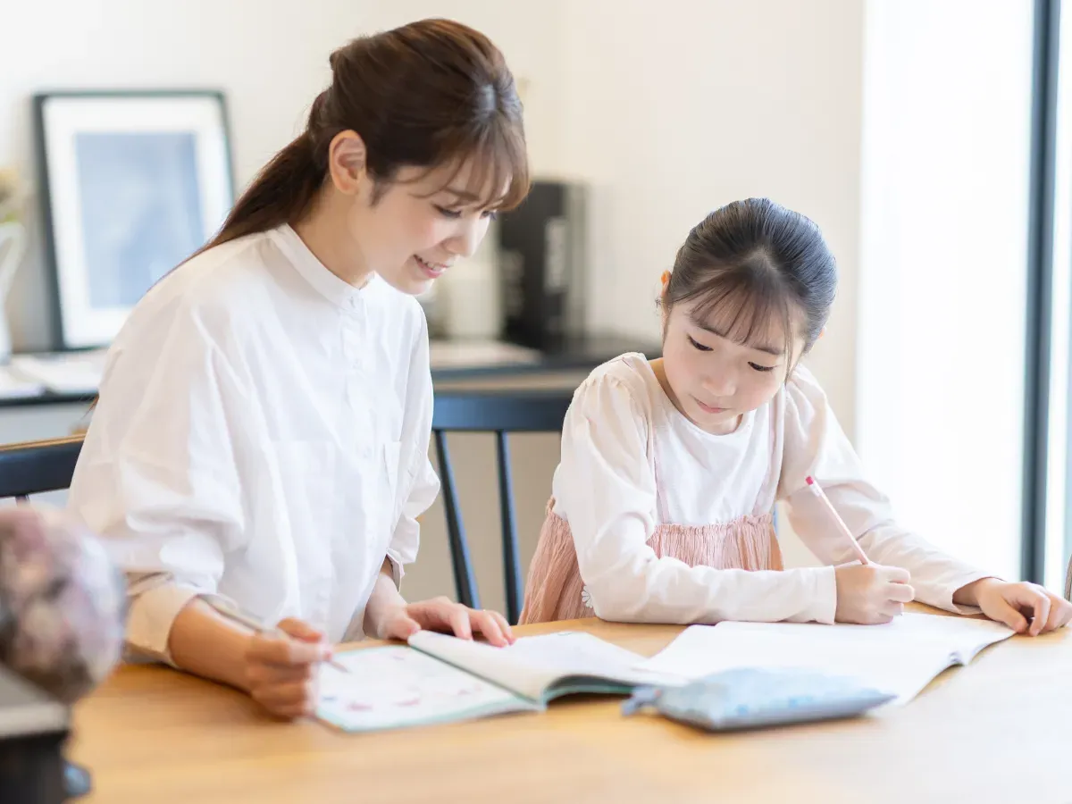 自宅で勉強する親子