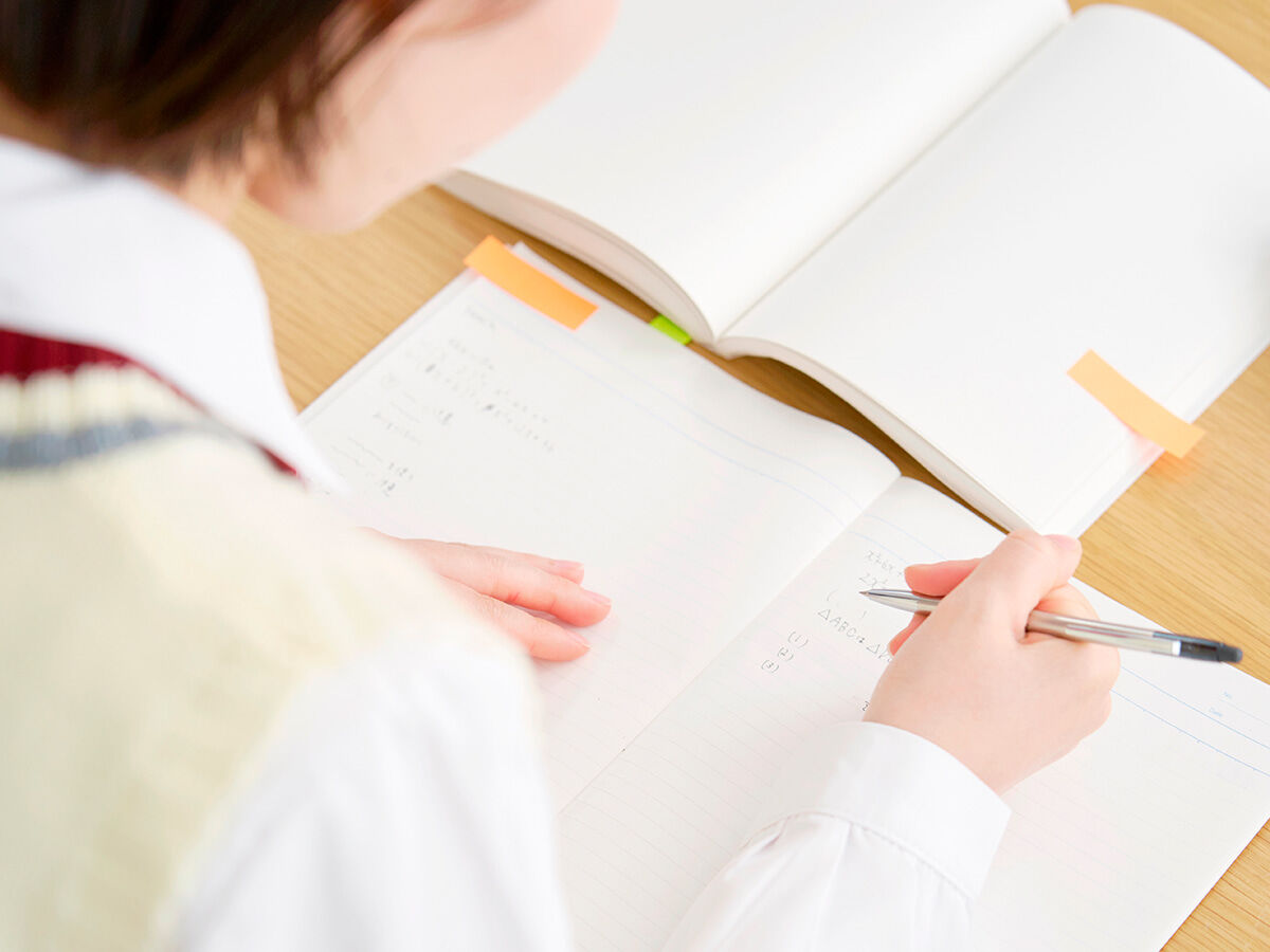 勉強している学生の画像