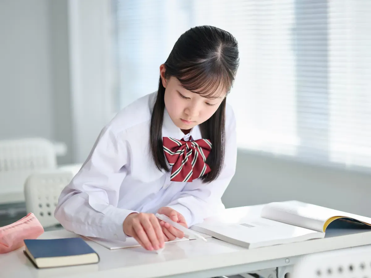 塾で自習する生徒