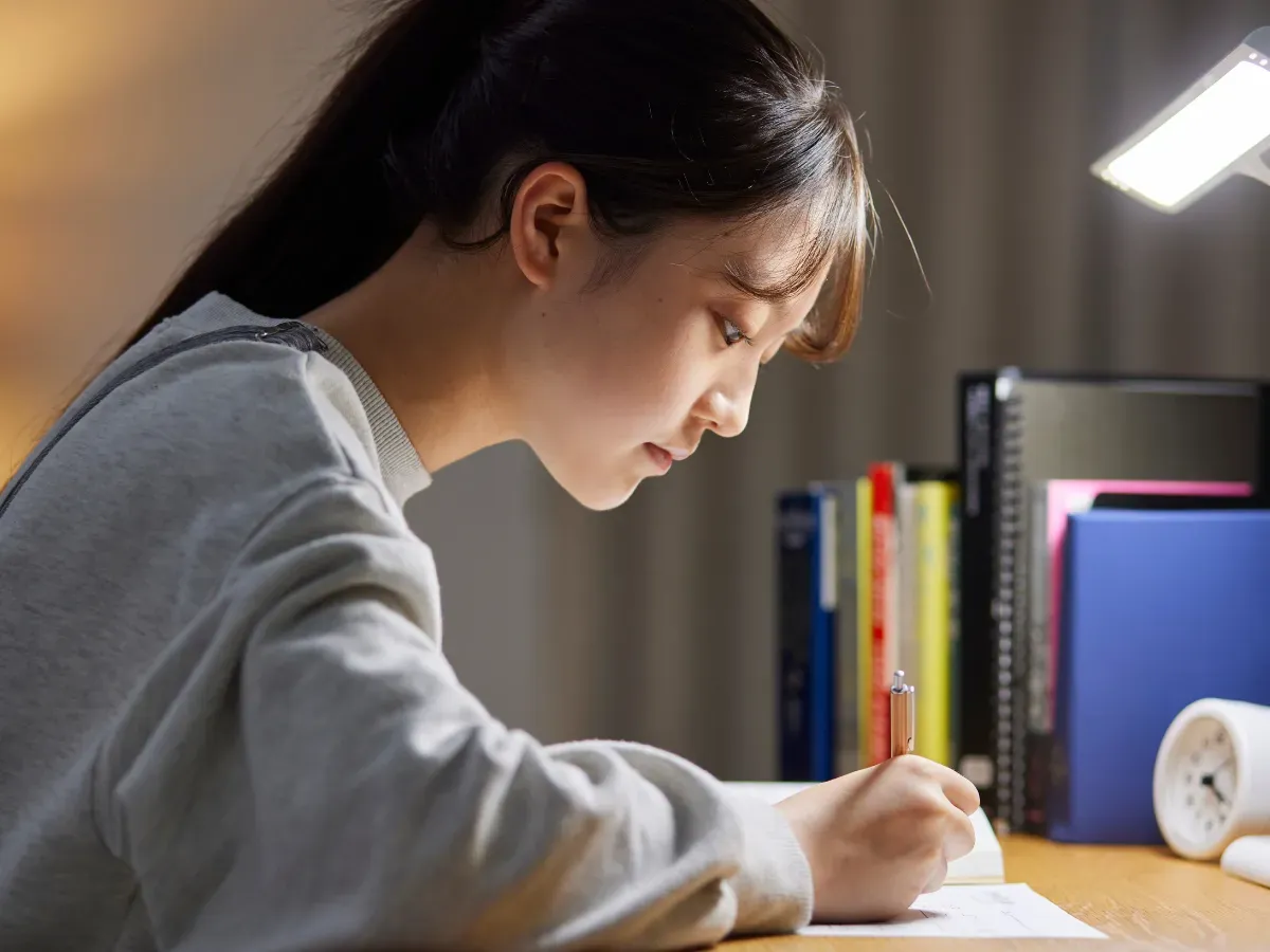 自宅で学習する学生