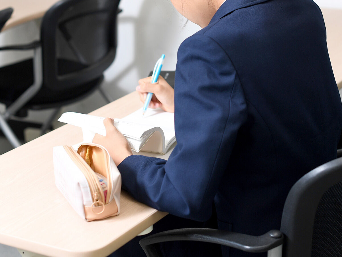 冬期講習を受けている中3生の画像