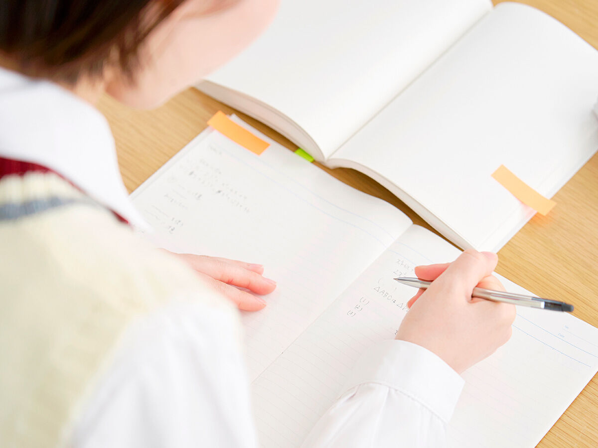 冬期講習を受けている中3生の画像