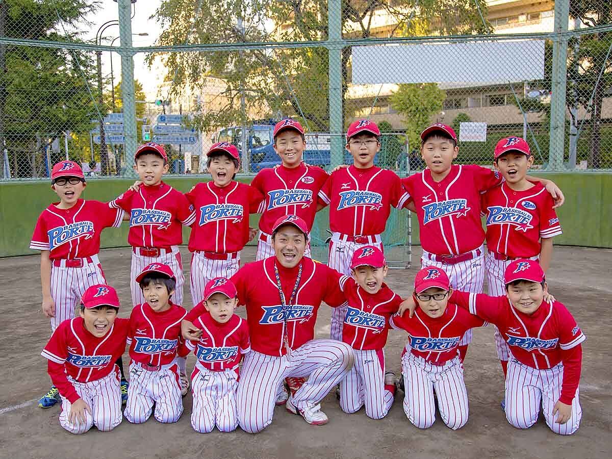 指導員の安齋さんと子どもたちの集合写真